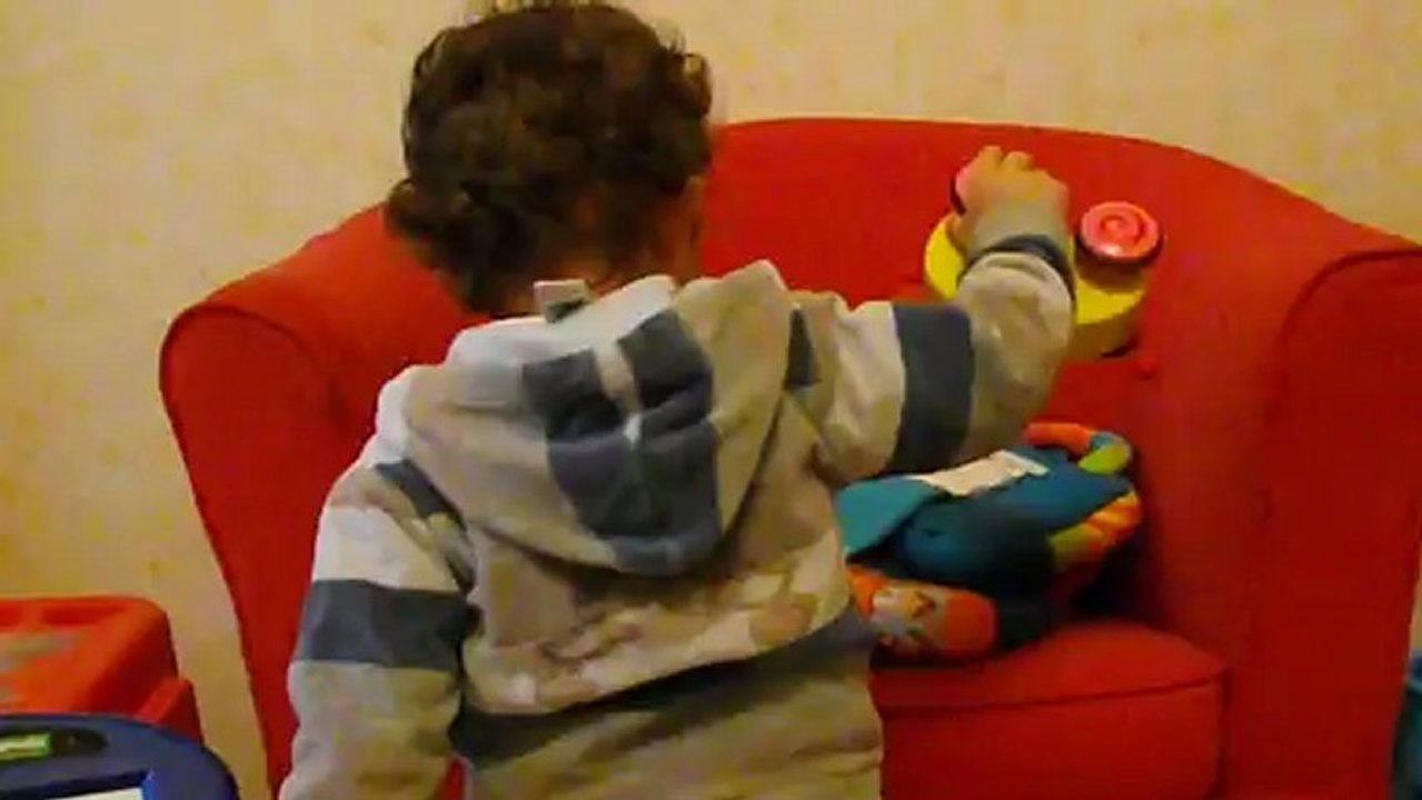 Mini agat fous le bordel et s'éclate