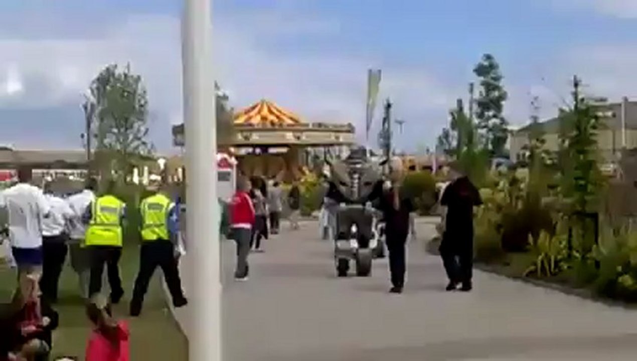 Un robot frappe un homme saoul