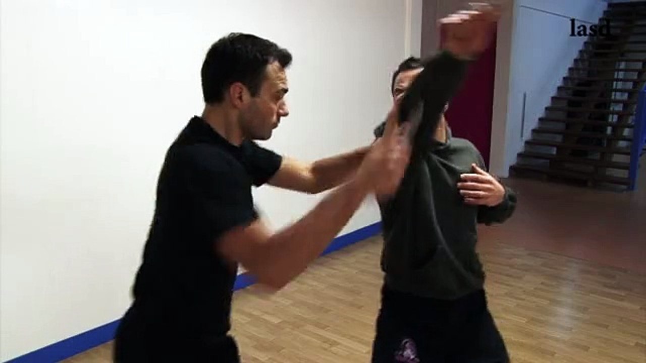 Comment se défendre contre une attaque au couteau ; cours self-défense arme blanche krav maga