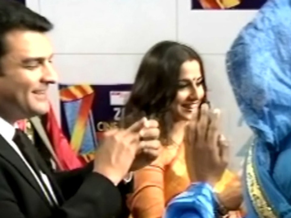 Vidya Balan & Siddharth Kapur Dances @  Zee Cine Awards 2013 !