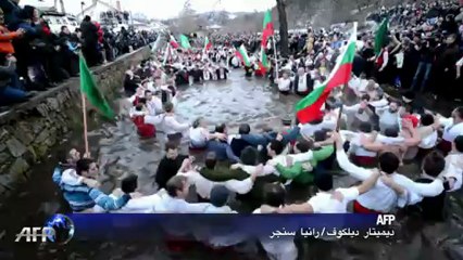 راقصون يتحدون المياه المتجمدة في تقليد بلغاري
