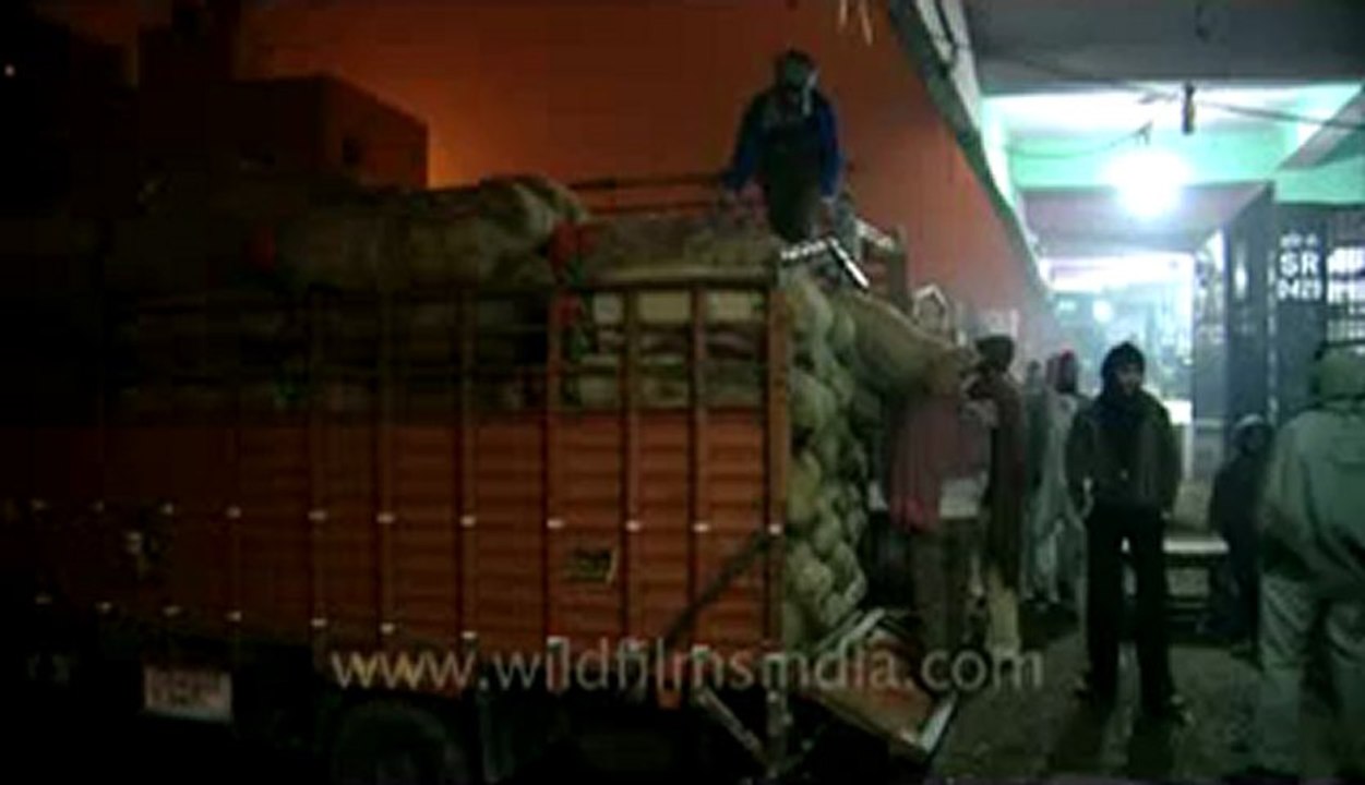 Azadpur mandi-unloading of goods.flv