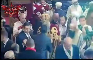 Mohamed Abo Hamed embrasse la main du Pape Tawadros
