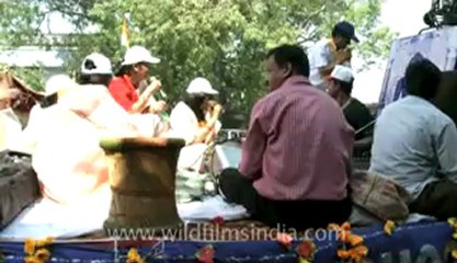 Mahavir jayanti-Devotees and band moving towards parade ground-12.flv