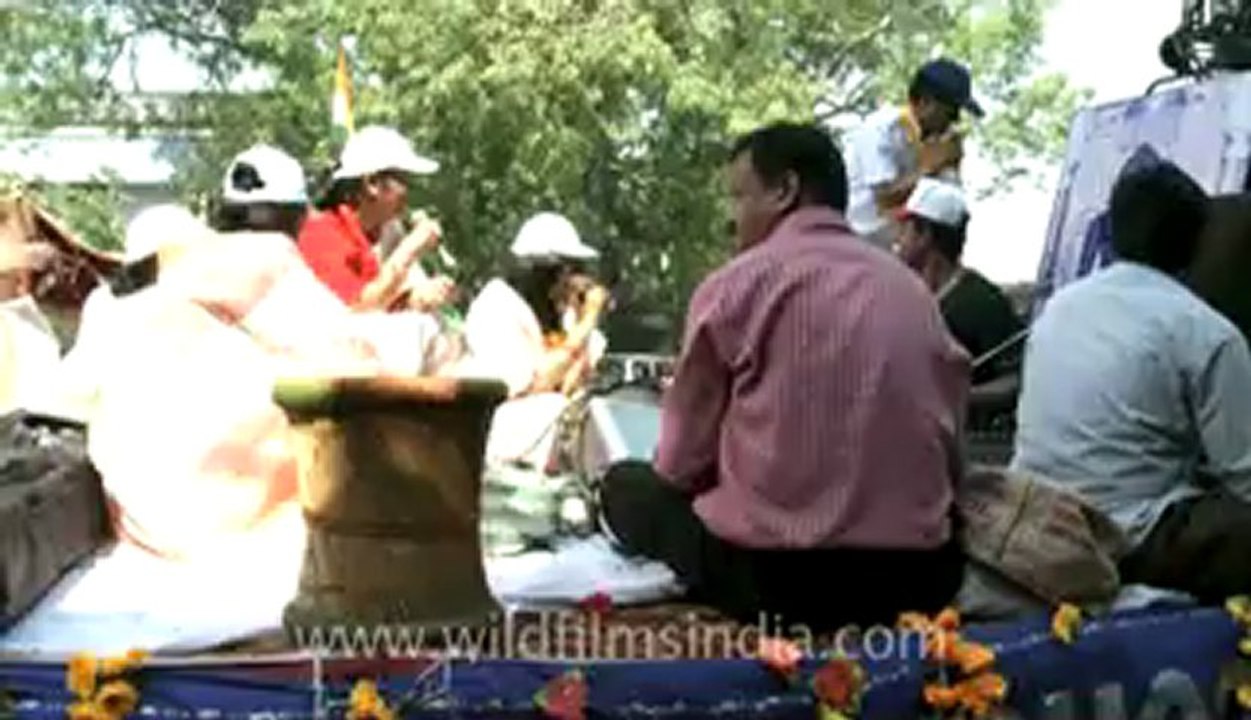 Mahavir jayanti-Devotees and band moving towards parade ground-12.flv