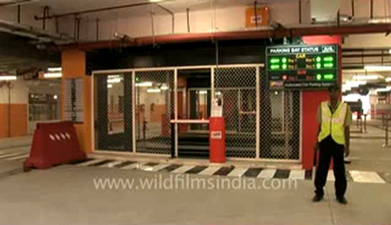 Multilevel-parking-sorojini nagar-6.flv