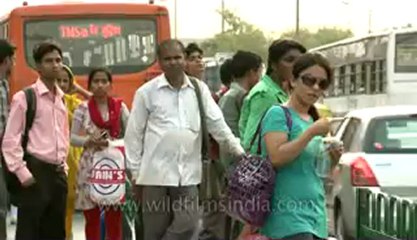 People-Safdarjung bus stop-8.flv