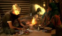 Rann-of-kutch-hdv-tape-8-woman making roti-2.flv