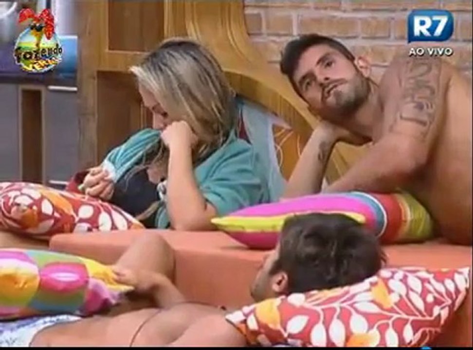 Victor: "Amor... minha namorada"