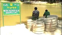 Tibetans feeding fish.flv