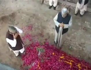 اور زندے اور مردے برابر نہیں ہیں بے شک الله سناتا ہے جسے چاہے اور آپ انہیں سنانے والے نہیں جو قبروں میں ہیں. سورة فَاطِر 22.