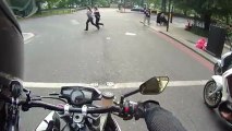 Un motard effraie les piétons en accélérant devant eux