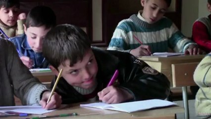 في حلب مدارس أقيمت على عجل لمساعدة الاطفال على نسيان الحرب