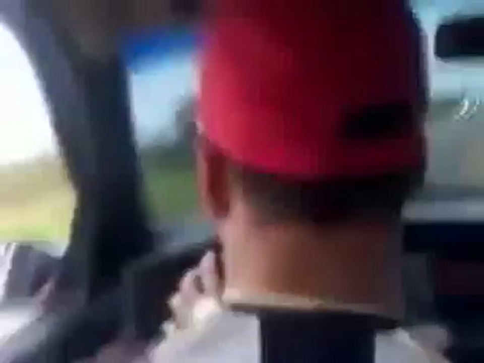Il Passe sous un tracteur en voiture !