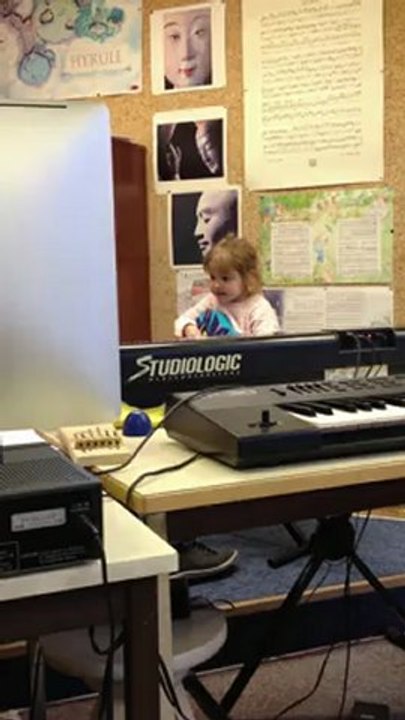 Lalou fait du ukulele