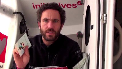 Tanguy de Lamotte et Nao préparent leurs cartes de vœux pendant le Vendée Globe