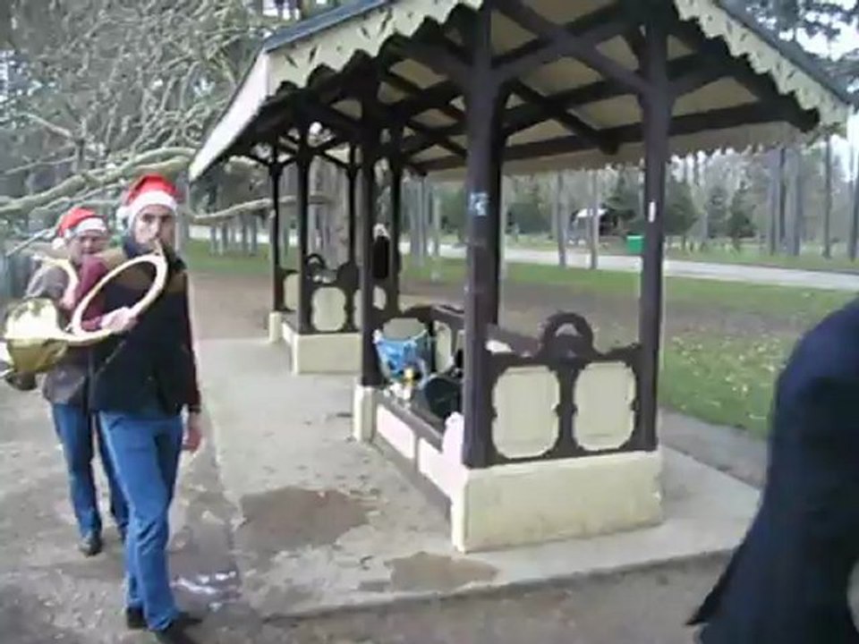Les pères Noël s'entrainent un peu à la trompe, avant de rentrer chez eux...