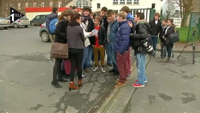 Un tract contre le mariage pour tous au milieu des bulletins de notes