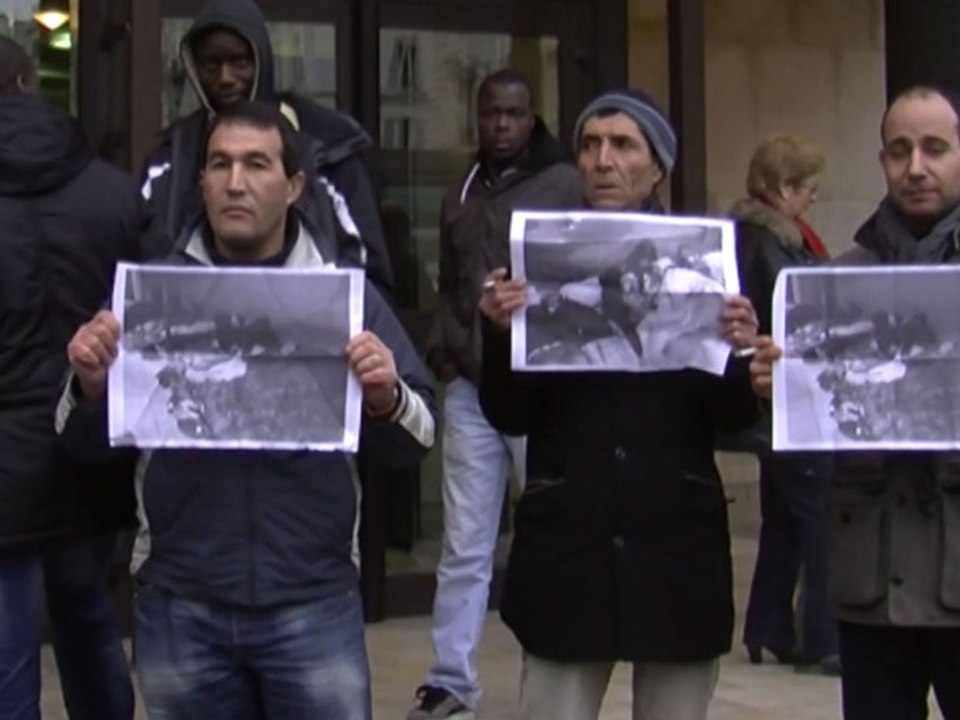 Des sans-papiers en colère siègent devant l'AFP