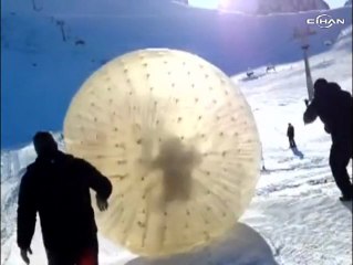 Balona girerek karda kayan gençler