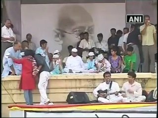 Anna Hazare Calls Off his Fast.mp4