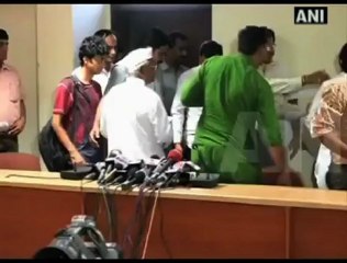 Anna to back Kejriwal if he contests against Sibal in polls.mp4