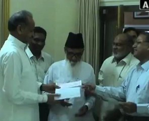 Ashok Gehlot Gives Rs. 25 lac to Minority Institution.mp4
