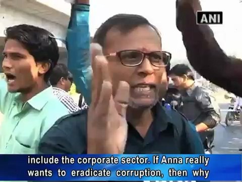 Black flags shown to Anna Hazare.mp4