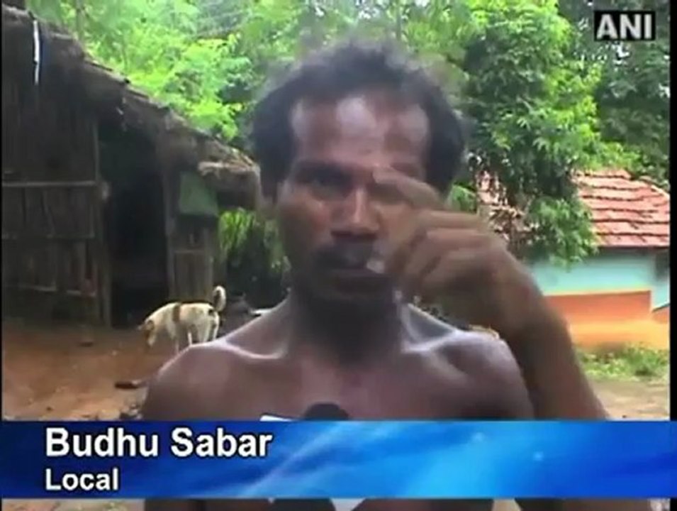Children carry bows and arrows to school, fearing Maoist attacks in J'khand.mp4