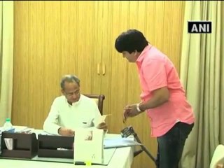 Gehlot receives cheque of Rs. 50,000 for relief fund.mp4