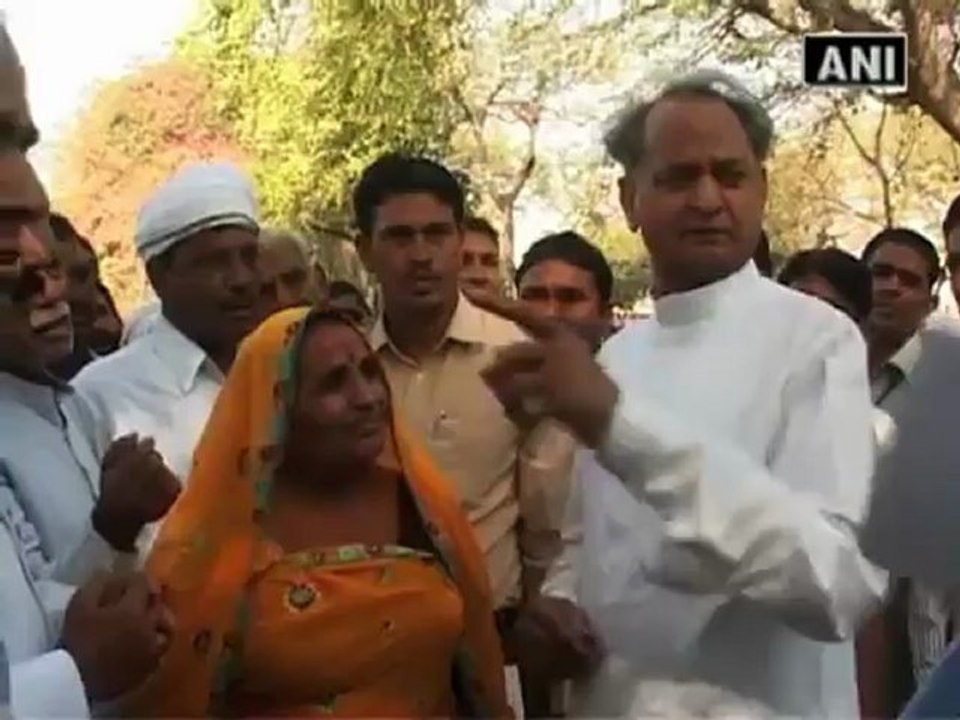 Golma Devi greets Gehlot for good budget.mp4