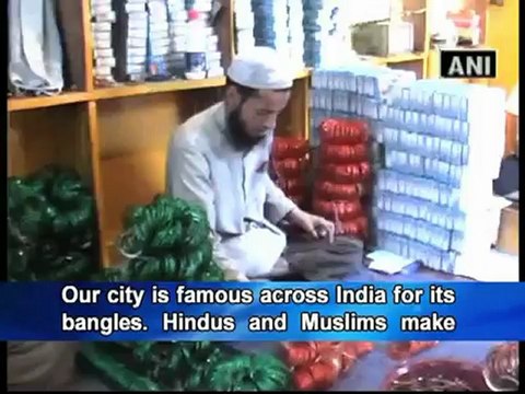 Hindu, Muslim artisans make beautiful glass bangles.mp4