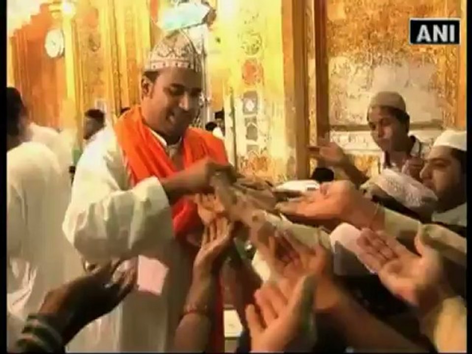 Hindu, Muslims come together to seek blessings at Ajmer Sharif.mp4