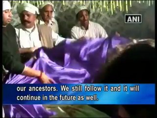 Hindus pays obeisance at Sufi Saint's shrine.mp4