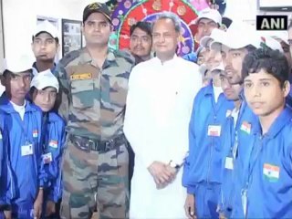 Jammu and Kashmir students meet Ashok Gehlot.mp4
