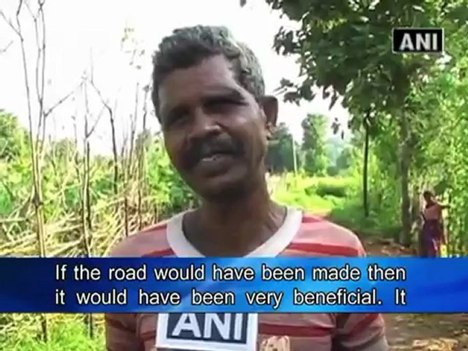 Maoists halt road construction in Palamu, disrupt day-to-day life.mp4