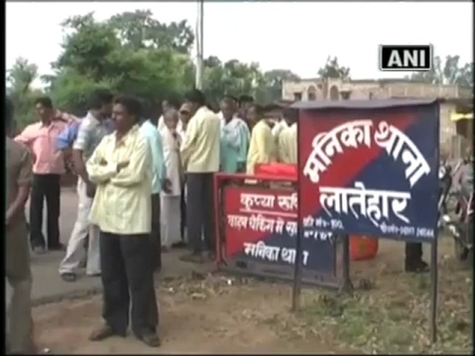 Maoists kill an alleged police informer in Jharkhand.mp4