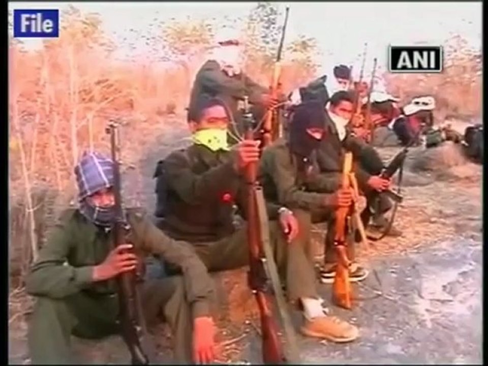 Maoists kill security personnel in landmine blast.mp4