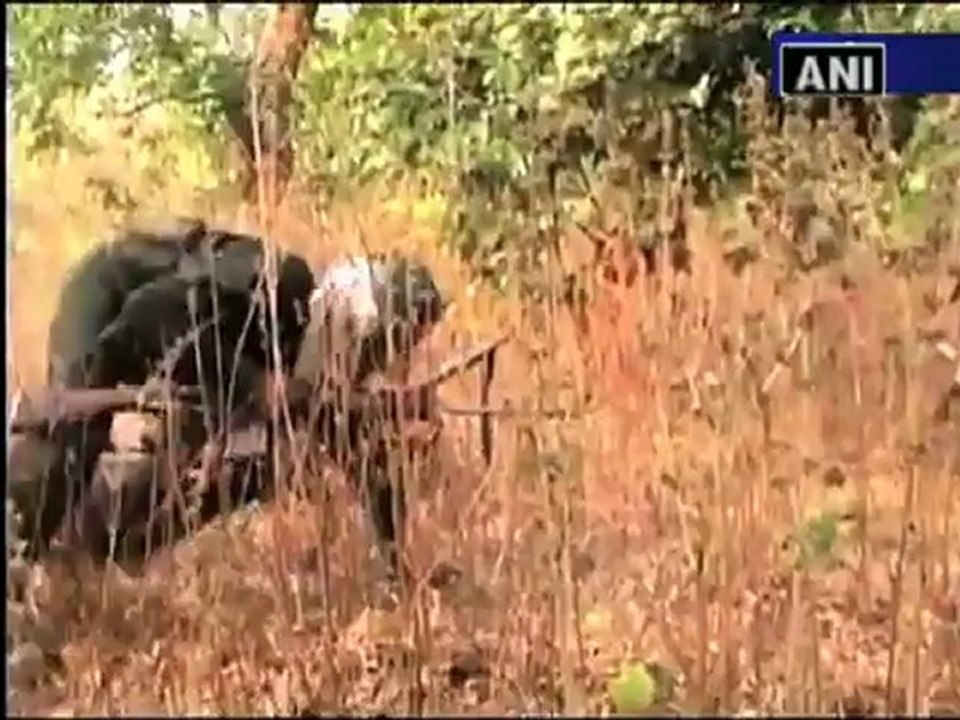 Maoists threaten villagers in Jharkhand.mp4