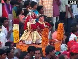 Muslim elephant riders in Hindu celebrations.mp4