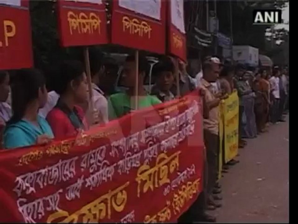 Muslim protesters torch Buddhist temples, homes in Bangladesh.mp4