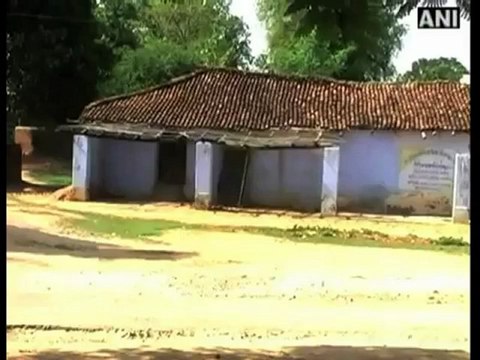 Scared villagers flee due to threat from Maoist.mp4