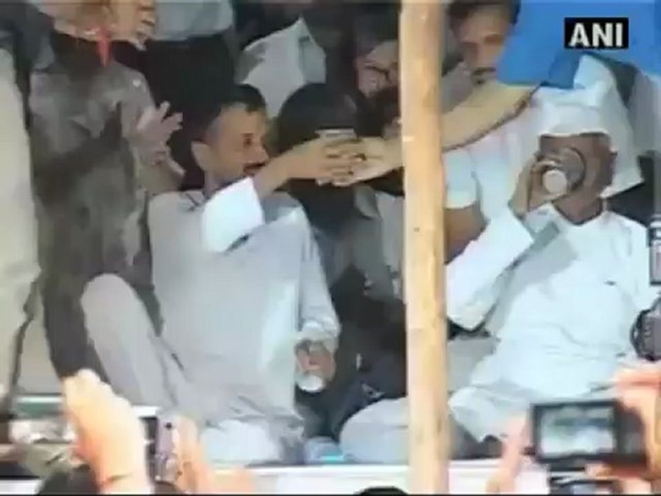 Team Anna breaks fast, to form political party.mp4