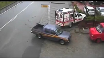 Rize'de ilginç kaza görüntüleri, Rize, Rize Haberleri, Trabzon, Trabzon Haberleri, Artvin, Artvin Haberleri, Karadeniz Haber