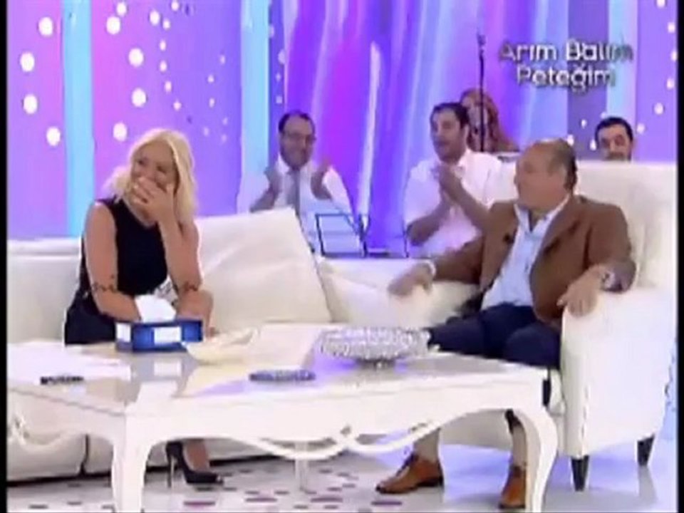 Canlı yayında sıcak yakınlaşma!