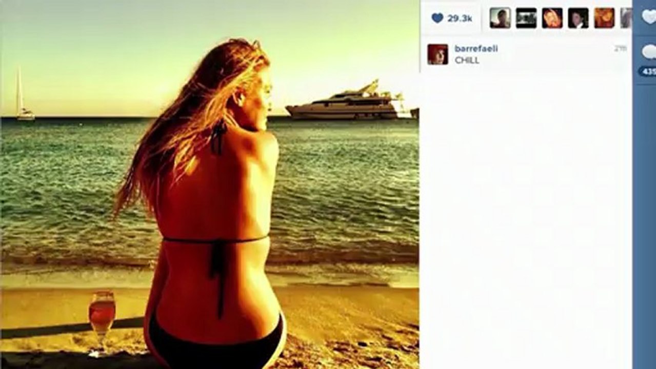 Bar Refaeli fait du snowboard en Italie