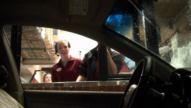 L'homme insible qui fait une commande au drive