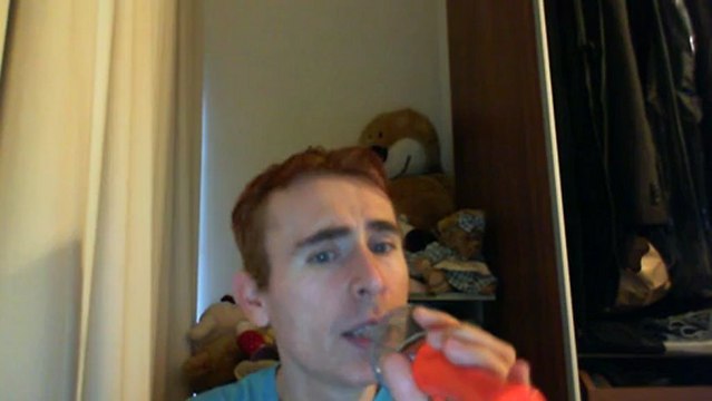 Wiwi égratigne vite un verre de Bernard Tapie