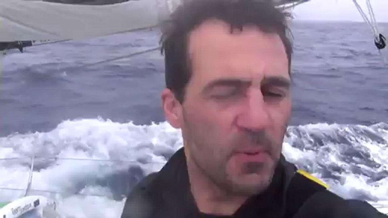 Réparation sur la Grand Voile de Team Plastique pour Alessandro Di Benedetto[Vendée Globe]