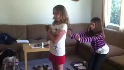 Une fillette s'amuse au jeu de confiance avec sa sœur, mais elle se trompe de sens !